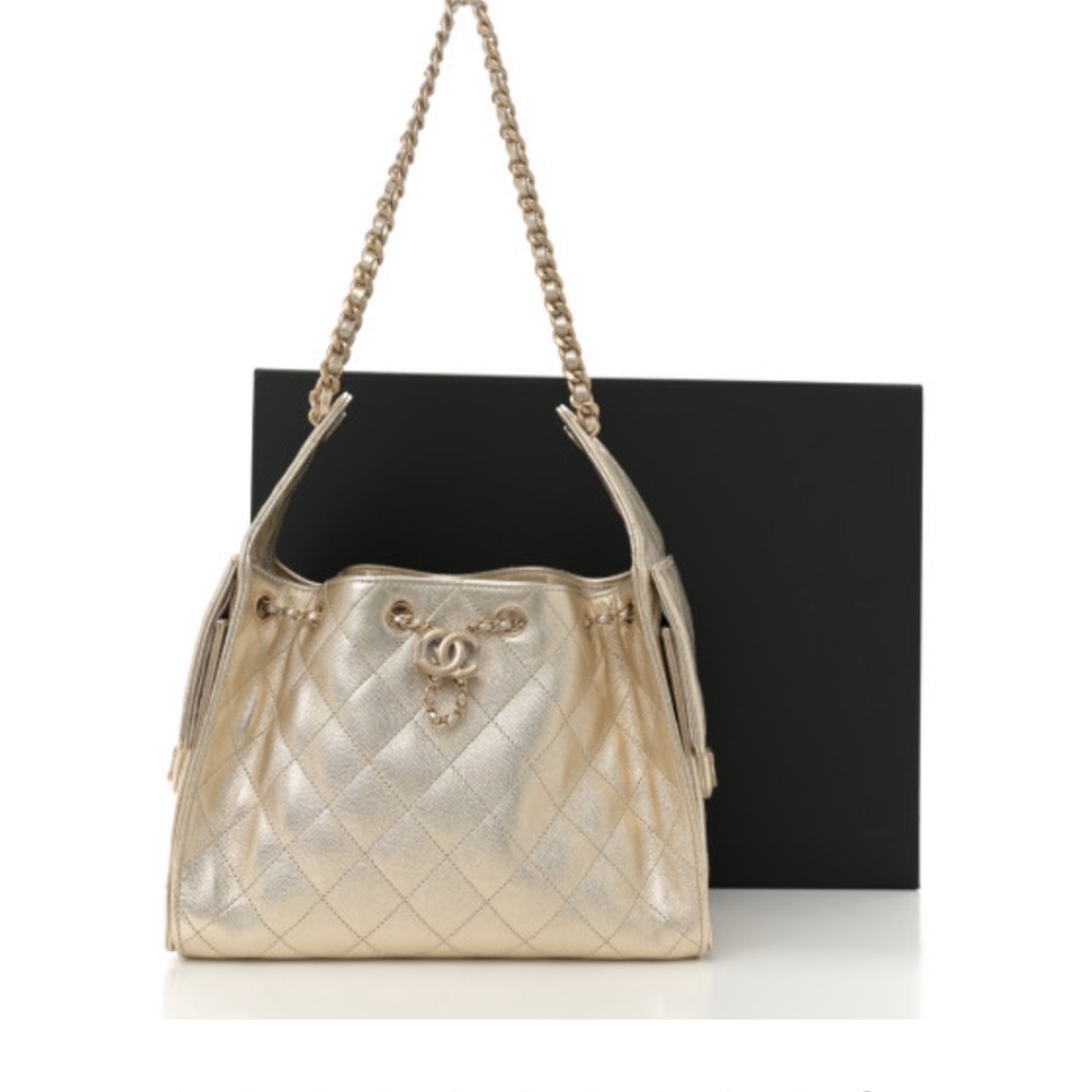 CHANEL
Metallic Caviar Quilted Small
Chanel 25 Hobo Gold - Picture 10 of 10